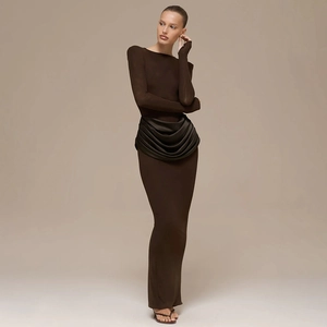 Détail de l'élégant drapé plissé marron café sur cette robe longue moulante à manches longues