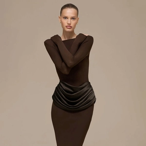Détail de la robe longue moulante marron foncé avec fronces et drapé satiné à la taille