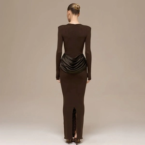 Détail arrière d'une robe longue moulante avec d'élégants plis drapés en satin noir