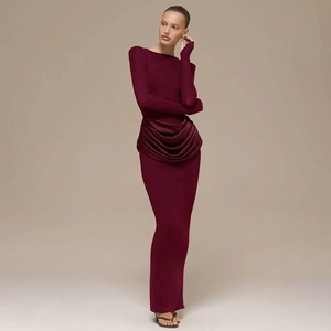 Détail d'une robe moulante bordeaux à manches longues avec drapé sophistiqué à la taille
