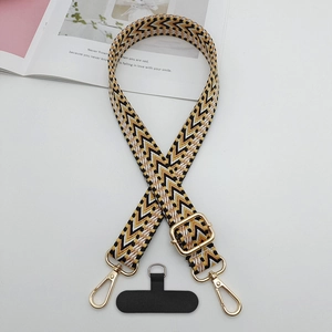 Détail de la sangle jacquard tissée avec boucles dorées et patch de connexion noir