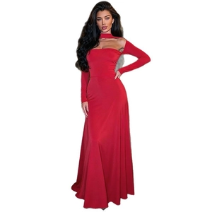 Robe longue rouge moulante à manches longues avec découpe au cou et coupe sirène élégante