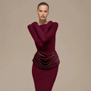 Robe longue bordeaux élégante à manches longues, coupe ajustée avec fronces à la taille