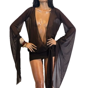 Sexy dunkelbraunes Netz-Minikleid mit tiefem V-Ausschnitt, Schlagärmeln und Bindegürtel