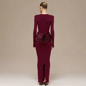 Détail de la robe bordeaux montrant les fronces en satin au dos et la fente élégante
