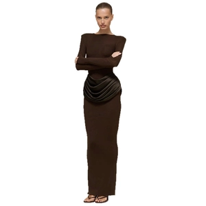Robe longue moulante marron foncé à manches longues avec taille froncée et décolleté bateau