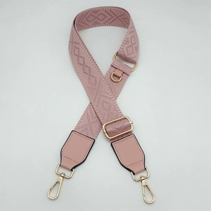 Détail de la bandoulière jacquard rose avec crochets dorés et boucle de réglage en métal
