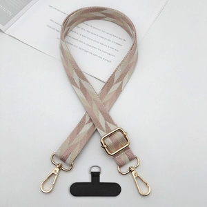 Détail de la sangle géométrique réglable avec boucles dorées et patch de téléphone