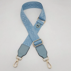 Bandoulière réglable bleu clair avec tissage géométrique et attaches dorées brillantes