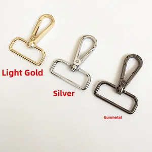 Trois fermoirs mousquetons en or, argent et bronze pour bandoulières et accessoires de sacs