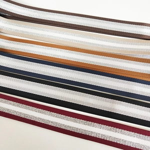 Detail van diverse kleurrijke gestreepte schouderbanden met metallic zilveren lijnen