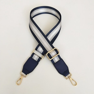 Detail van de verstelbare blauw en zilver gestreepte nylon tasriem met gouden haken