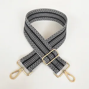 Ethno-Schultergurt in Schwarz-Weiß mit geometrischem Muster und Gold-Metallhaken
