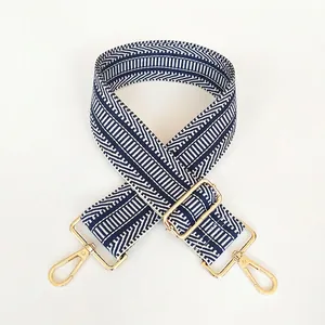 Details des marineblauen und weißen gewebten Taschenriemens mit goldenen Karabinerhaken