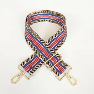 Detail eines bunten gewebten Taschenriemens im Ethno-Stil mit goldenen Metallhaken