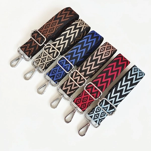 Bandoulières larges réglables avec motifs géométriques tissés colorés et boucles en argent
