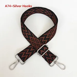 Détail de la bandoulière large réglable avec motif géométrique marron et noir et crochets argentés