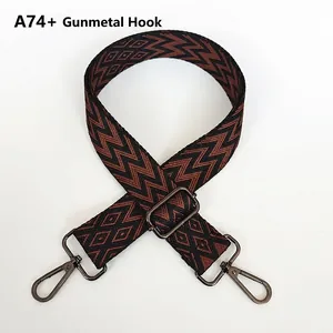 Détail de bandoulière réglable tissée avec motifs géométriques et mousquetons foncés