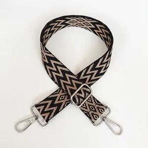 Détail de la bandoulière tissée A75 avec motif vagues et crochets en métal argenté