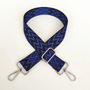Détail de la bandoulière tissée bleue et noire A78 avec crochets en argent