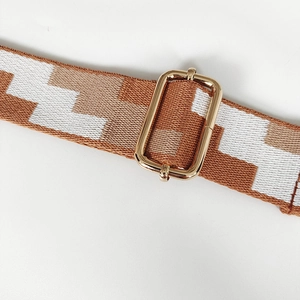 Détail de la bandoulière tissée géométrique avec boucle de réglage en métal doré
