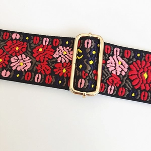 Détail de la broderie florale ethnique et de la boucle dorée réglable sur la sangle