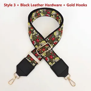 Détail d'une bandoulière ethnique brodée avec finitions en cuir noir et mousquetons dorés