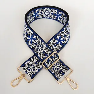 Détail de la bandoulière brodée style ethnique bleu et blanc avec crochets dorés