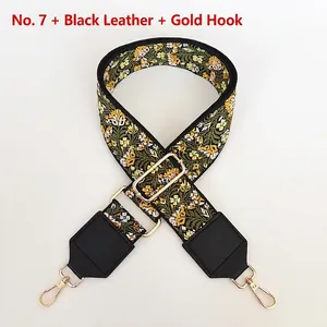 Détail de la bandoulière brodée verte avec cuir noir et crochets dorés de luxe