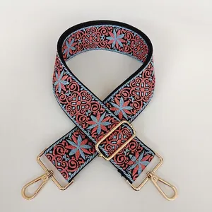 Détail de la bandoulière n° 7 avec broderie florale et boucles en métal doré brillant