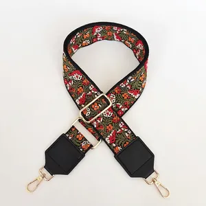 Gros plan de la broderie florale bohème sur bandoulière réglable avec boucles dorées
