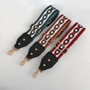 Detalle de correas étnicas tejidas de colores con herrajes dorados y extremos de PU