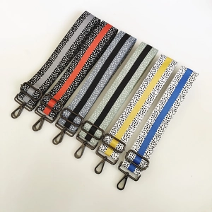 Verstellbarer breiter Taschenriemen mit Punkten und bunten Kontraststreifen im Set