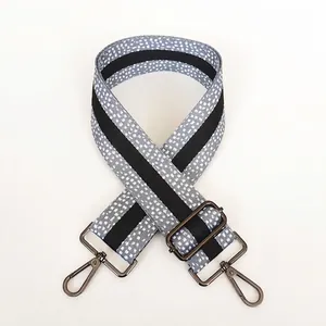 Detailansicht grauer und schwarzer Taschenriemen mit Gunmetal Karabinern