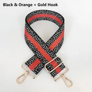 Detailansicht des verstellbaren schwarz-orangen Webgurts mit goldenen Metallkarabinern