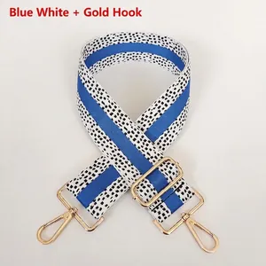 Blau-weißer Segeltuch-Taschenriemen mit hellgoldenen Metall-Drehhaken im Detail