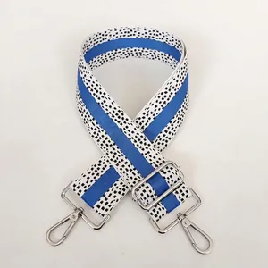 Nahaufnahme von blau-weiß gestreiftem Taschenurt mit silbernen Metallhaken und Punkten