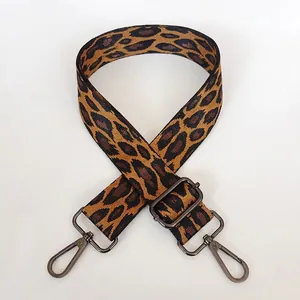 Détail de la bandoulière léopard avec crochets en métal noir et boucle réglable