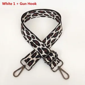 Détail de la bandoulière léopard blanc avec mousquetons pivotants et boucle en métal fusil