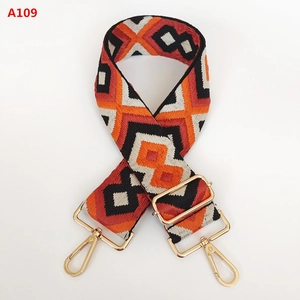 Détail d'une bandoulière tissée réglable de 5cm avec motifs géométriques et boucles dorées