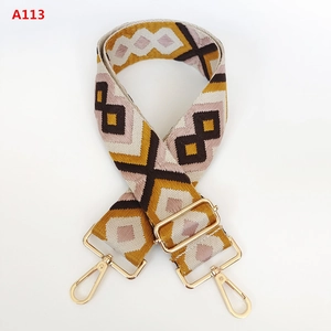 Détail de la sangle tissée géométrique de 5 cm avec boucle en métal doré réglable