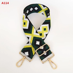 Détail d'une bandoulière ajustable de 5 cm de large avec tissage ethnique et boucles dorées