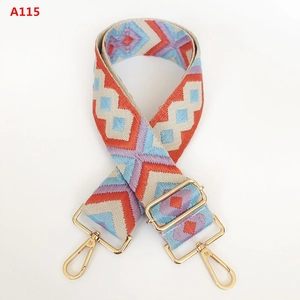 Détail d'une bandoulière jacquard de 5cm avec motifs géométriques et crochets dorés