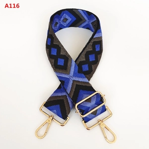 Détail de la bandoulière tissée géométrique bleue et grise avec crochets dorés
