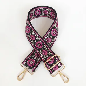 Détail de la sangle ethnique brodée avec motifs floraux rose et mousquetons dorés