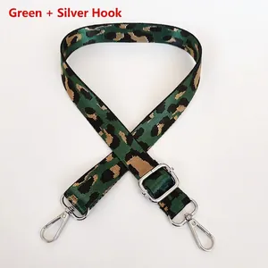 Détail d'une bandoulière en toile léopard réglable avec boucles en métal argenté vert