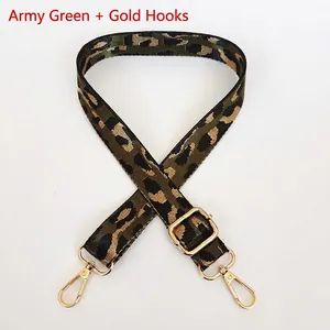 Détail de la bandoulière camo vert armée avec crochets et boucles en métal doré