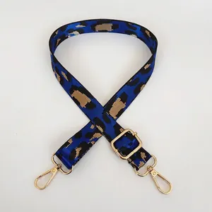 Détail de la bandoulière léopard bleu clair avec boucles en métal doré ajustables