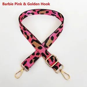 Détail de la bandoulière réglable à motif léopard rose et noir avec des crochets dorés