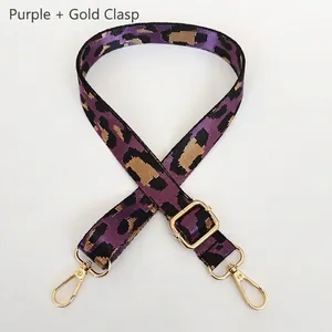 Détail de la bandoulière réglable imprimé léopard violet avec crochets en métal doré
